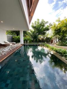 een zwembad in het midden van een huis bij Putri Duyung Ancol in Jakarta