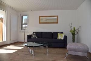 una sala de estar con un sofá y una mesa en Haslers Hof, en Dinhard 17 fotos más