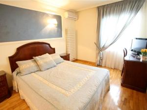ein Schlafzimmer mit großem Bett und Fenster in der Unterkunft El Alfoz de Burgos in Villagonzalo-Pedernales