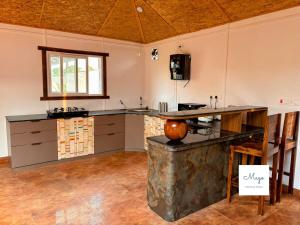 Kuchyň nebo kuchyňský kout v ubytování Manduva Homes 2 by Magostays - 2BR Property