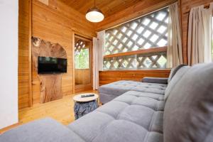 een woonkamer met een bank en een tv bij Koanzhaus, Troadkasten in Franking