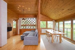 een woonkamer met een bank en een tafel bij Koanzhaus, Troadkasten in Franking