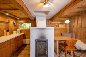 een keuken en eetkamer met een open haard in een blokhut bij Koanzhaus, Troadkasten in Franking +13 foto's