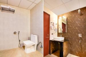 Super Townhouse Oak Sri Mahadeshwara Convention Centre Formerly Shri Aprameya Resort في Hārohalli: حمام مع مرحاض ومغسلة