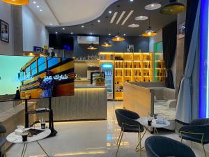 ein Restaurant mit 2 Tischen und Stühlen und eine Bar in der Unterkunft عين دبي للشقق المفروشة-عائلات in Ta'if