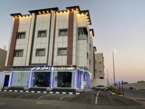 a building with a car parked in front of it at عين دبي للشقق المفروشة-عائلات in Taif