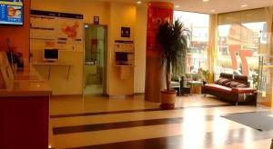 een woonkamer met een bank en een tafel bij 7 Days Inn Shantou Chenghai in Batou