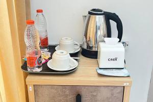 Kohvi ja tee valmistamise võimalus majutusasutuses Mentari Ocean View Resort