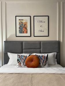 Un dormitorio con una cama con una calabaza. en Экспо апарт 176, en Astana