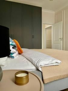 Un dormitorio con una cama con una vela sobre una mesa. en Экспо апарт 176, en Astana