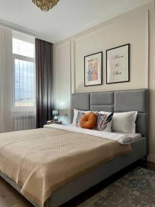 Un dormitorio con una cama grande y una ventana. en Экспо апарт 176, en Astana