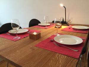A restaurant or other place to eat at Apartment Schwabing/Olympic Park/BMW
