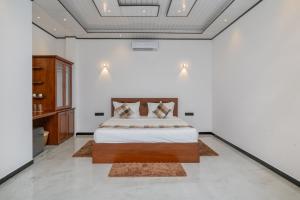 ein Schlafzimmer mit einem Bett in einem weißen Raum in der Unterkunft Arice Eco Villa and Restaurant Unawatuna in Galle