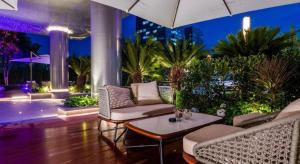 a living room with couches and a table and a pool at Home Inn Plus Shanghai Pudong Airport Chuansha Branch in Shanghai