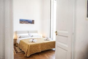 ナポリにあるCasa Napoletana - San Domenicoのベッドルーム1室(スリッパ2枚付)