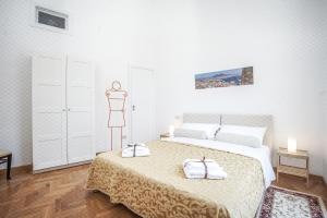 ナポリにあるCasa Napoletana - San Domenicoのベッドルーム1室(ベッド1台、バッグ2つ付)