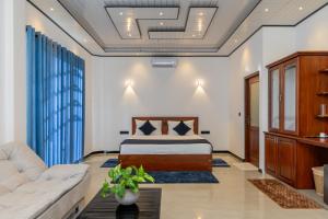 ein Schlafzimmer mit einem Bett und einer Couch in der Unterkunft Arice Eco Villa and Restaurant Unawatuna in Galle + 50 Fotos