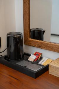 eine Kaffeemaschine auf einer Theke in der Unterkunft Arice Eco Villa and Restaurant Unawatuna in Galle