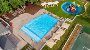 Πισίνα στο ή κοντά στο Apartments on The Eighteenth at Prince's Grant Golf Estate