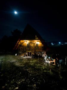 a house at night with the moon in the sky at Valle Colibrí in Tuxpan