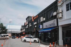 Un coche blanco aparcado en una calle de una ciudad. en T Hotel Kuala Perlis, en Kuala Perlis