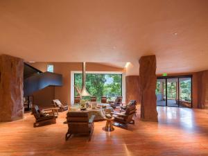 a large living room with a table and chairs at Zhangjiajie Shisuji Hotel (Zhangjiajie National Forest Park Sign Gate Branch) in Zhangjiajie