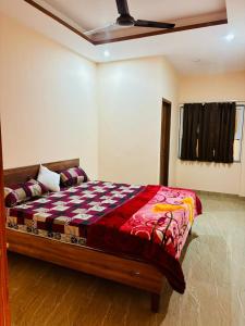 Ένα ή περισσότερα κρεβάτια σε δωμάτιο στο Sri Kishori Dham Vrindavan +3 φωτογραφίες