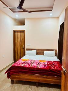 Ένα ή περισσότερα κρεβάτια σε δωμάτιο στο Sri Kishori Dham Vrindavan