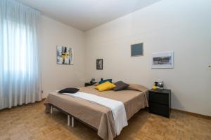 ミラノにあるThe Best Rent - Three bedrooms apartment in Milanのベッドルーム1室(黄色い枕のベッド1台付)