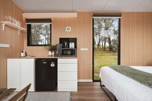 Kuchyň nebo kuchyňský kout v ubytování Paddock & Peak by Tiny Away