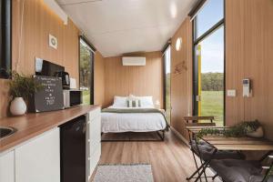 Postel nebo postele na pokoji v ubytování Paddock & Peak by Tiny Away