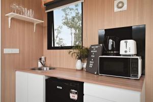 Kuchyň nebo kuchyňský kout v ubytování Paddock & Peak by Tiny Away