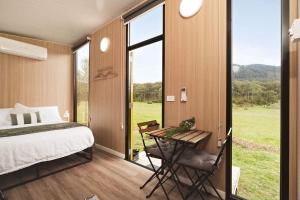 Postel nebo postele na pokoji v ubytování Paddock & Peak by Tiny Away + 17 fotografií