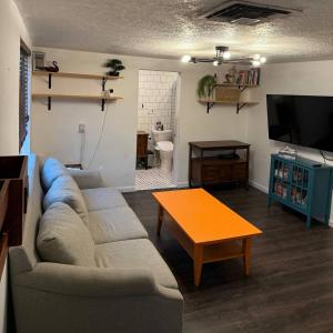 Μια τηλεόραση ή/και κέντρο ψυχαγωγίας στο Albuquerque Gem Cozy, Central Full of Charm