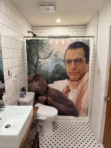 Ένα μπάνιο στο Albuquerque Gem Cozy, Central Full of Charm