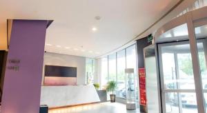 a lobby with a large room with a large window at Jinjiang Inn Zhoushan Putuo Shenjiamen in Xi'ao +128 photos