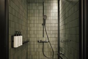 東京にあるCaption By Hyatt Kabutocho Tokyoの白いタイル張りのバスルーム(シャワー付) +30枚の写真