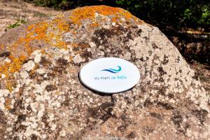 Ein Stein mit einem Schild drauf. in der Unterkunft Ferienhaus für 6 Personen ca 200 m in Sant'Antìoco, Sardinien Sulcis Iglesiente in Crisionis