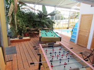 a pool table in a room with a pool table at Au Paradis des 4 Saisons in Héric