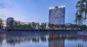 een uitzicht op de skyline van een stad met een groot meer bij Feicheng Blossom Hotel in Feicheng