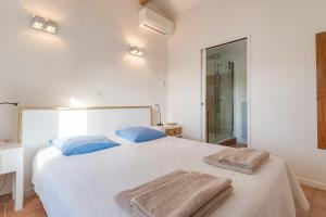 Postel nebo postele na pokoji v ubytování Lou Jas Dé Raféou - Gîte Raphaël + 12 fotografií