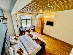 マナリにあるHotel Fast Way Manali #Near zingbus #Near Pizzahut #By silverlandのベッドとテレビのある寝室 +41枚の写真