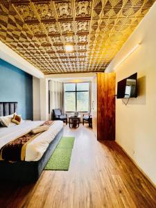 マナリにあるHotel Fast Way Manali #Near zingbus #Near Pizzahut #By silverlandのベッドとテレビがあるホテルの部屋