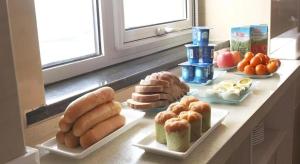 een teller met verschillende soorten voedsel op borden bij GreenTree Inn Hebei Zhangjiakou Xiahuayuan Xinchen Road Express Hotel in Dingfangshui