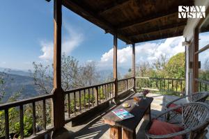 Nespecifikovaný výhled na hory nebo výhled na hory při pohledu z vily