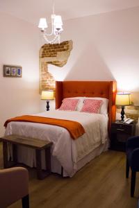 危地馬拉的住宿－梅拉奇精品酒店，一间卧室配有一张大床和两盏灯。