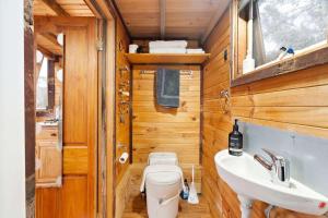 ein Badezimmer mit Toilette und Waschbecken in der Unterkunft Hillsview Cottage by Tiny Away in Taradale + 10 Fotos