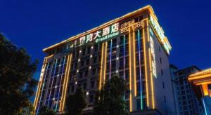 een gebouw met een bord aan de zijkant bij Zhuhai HongJingWan Hotel in Hongwan