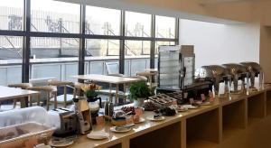 a counter in a room with food on it at Vatica Beijing Tongzhou Liyuan Universal Studios in Liyuanzhen
