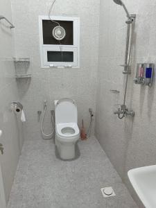 y baño con aseo, ventana y lavamanos. en ولاية سناو, en Distah